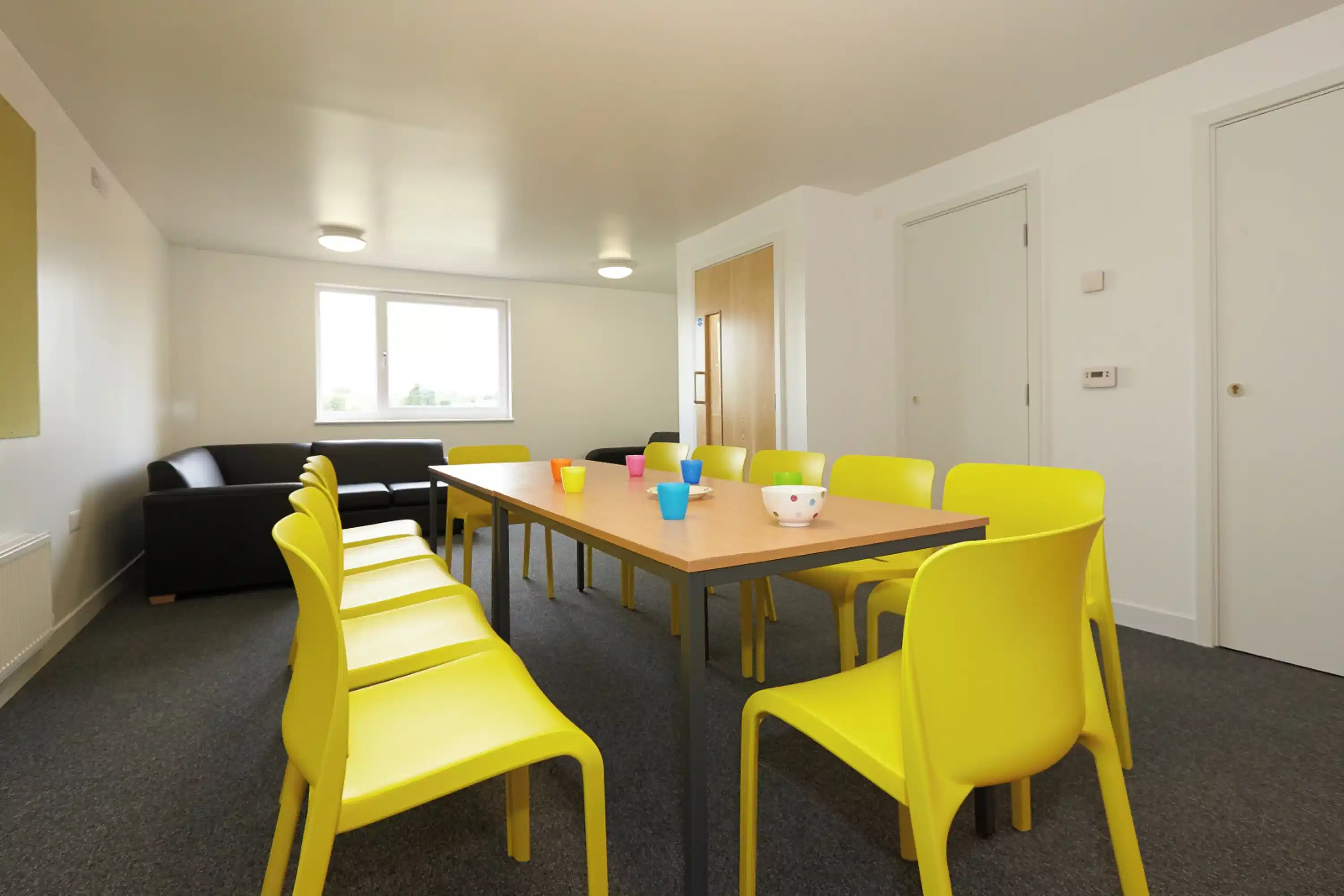 Exterior?w=400&h=260&fit=crop&q=40&auto=format&trim=auto