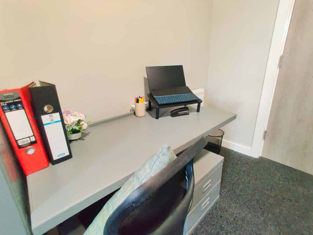 Common Area?w=400&h=260&fit=crop&q=40&auto=format&trim=auto