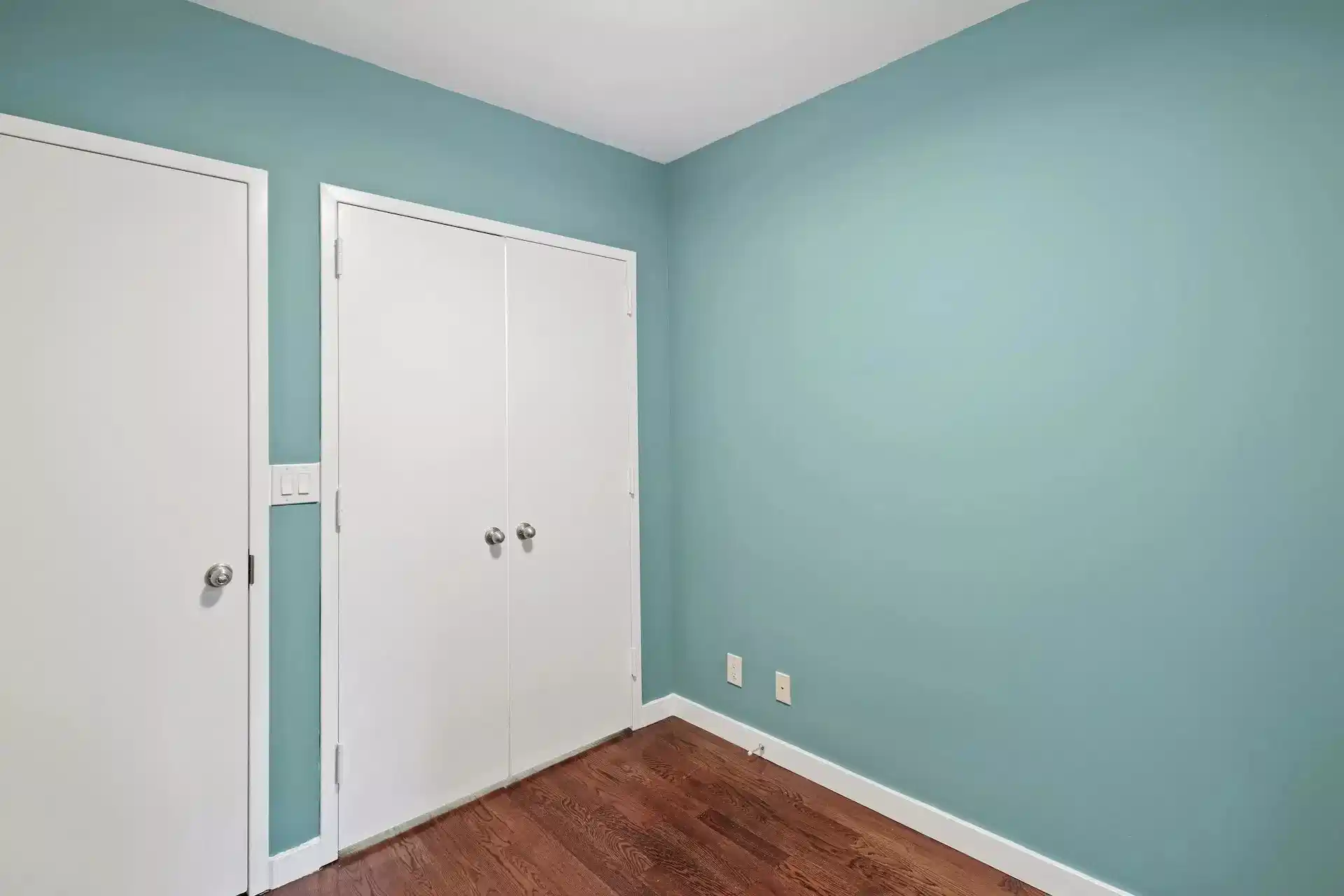 Exterior?w=400&h=260&fit=crop&q=40&auto=format&trim=auto