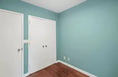 Exterior?w=400&h=260&fit=crop&q=40&auto=format&trim=auto