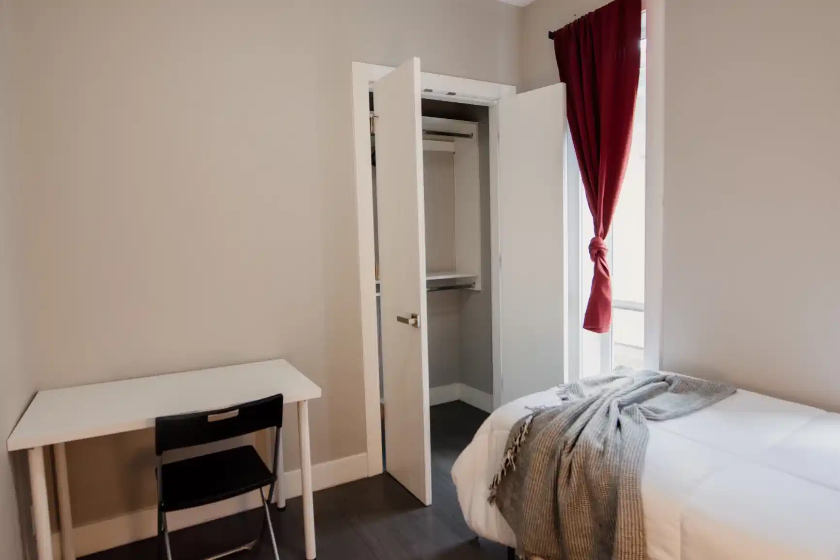 Exterior?w=400&h=260&fit=crop&q=40&auto=format&trim=auto