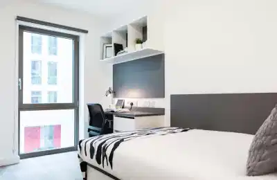 Bedroom?w=400&h=260&fit=crop&q=40&auto=format&trim=auto