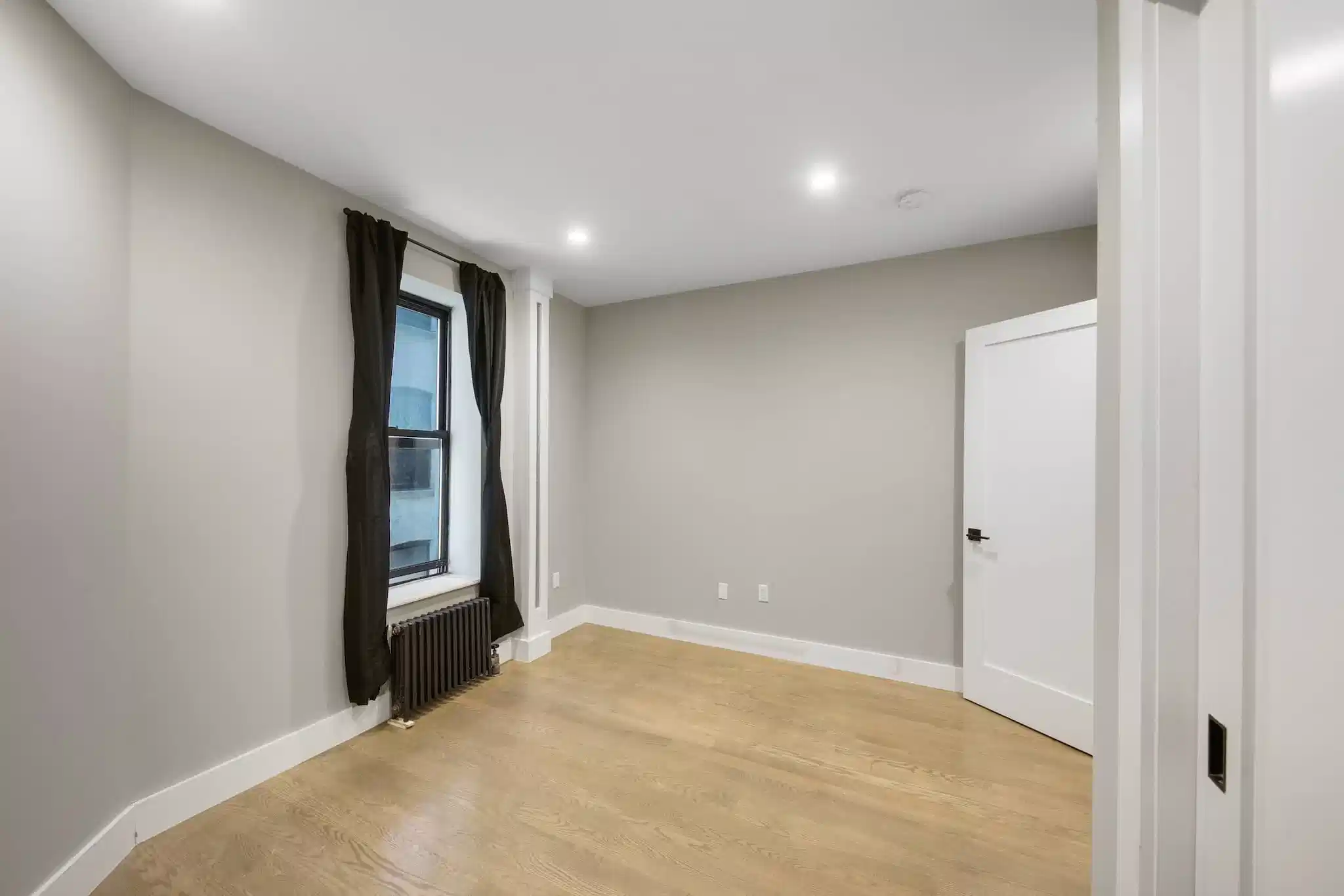 Exterior?w=400&h=260&fit=crop&q=40&auto=format&trim=auto