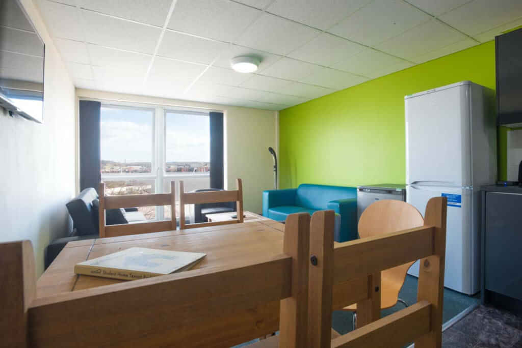 Exterior?w=400&h=260&fit=crop&q=40&auto=format&trim=auto