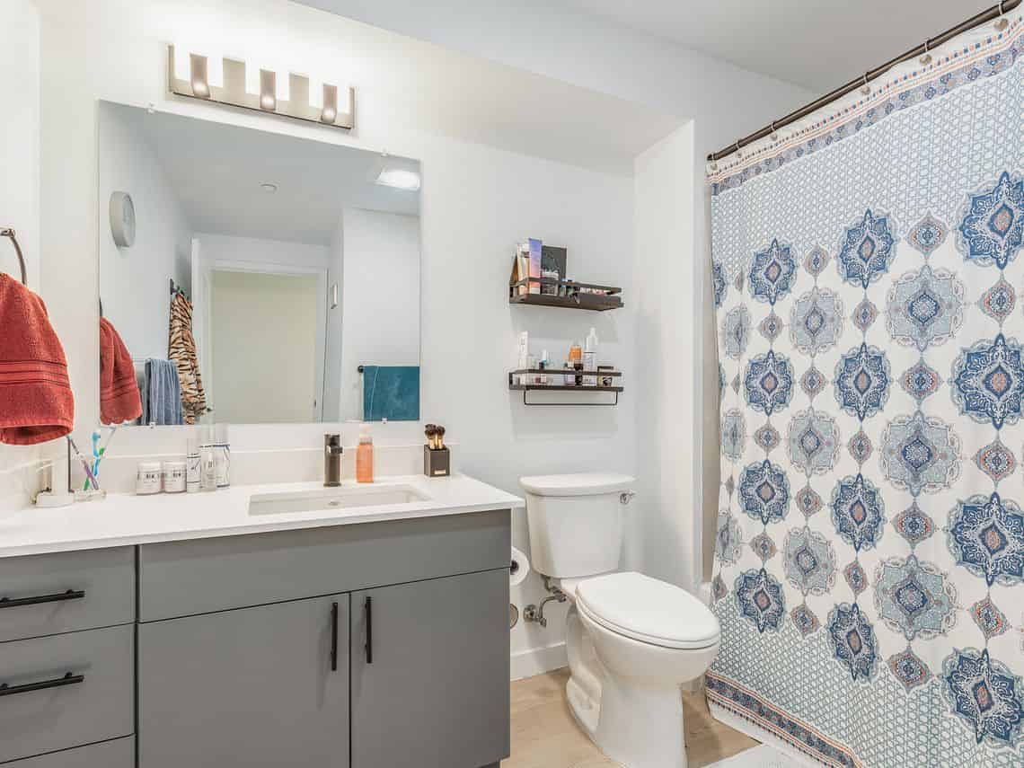 Bathroom?w=400&h=260&fit=crop&q=40&auto=format&trim=auto