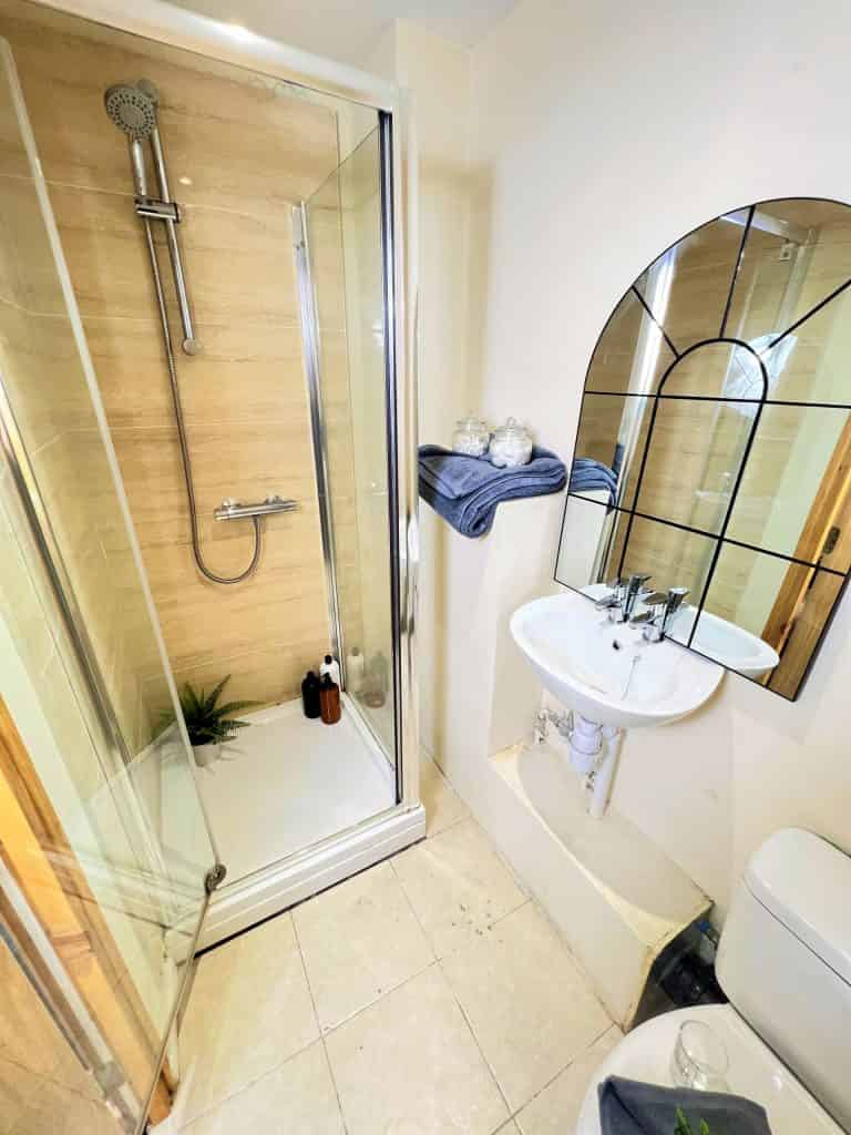 Two Bedroom Apartment - Kitchen?w=400&h=260&fit=crop&q=40&auto=format&trim=auto