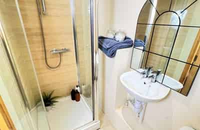 Two Bedroom Apartment - Kitchen?w=400&h=260&fit=crop&q=40&auto=format&trim=auto