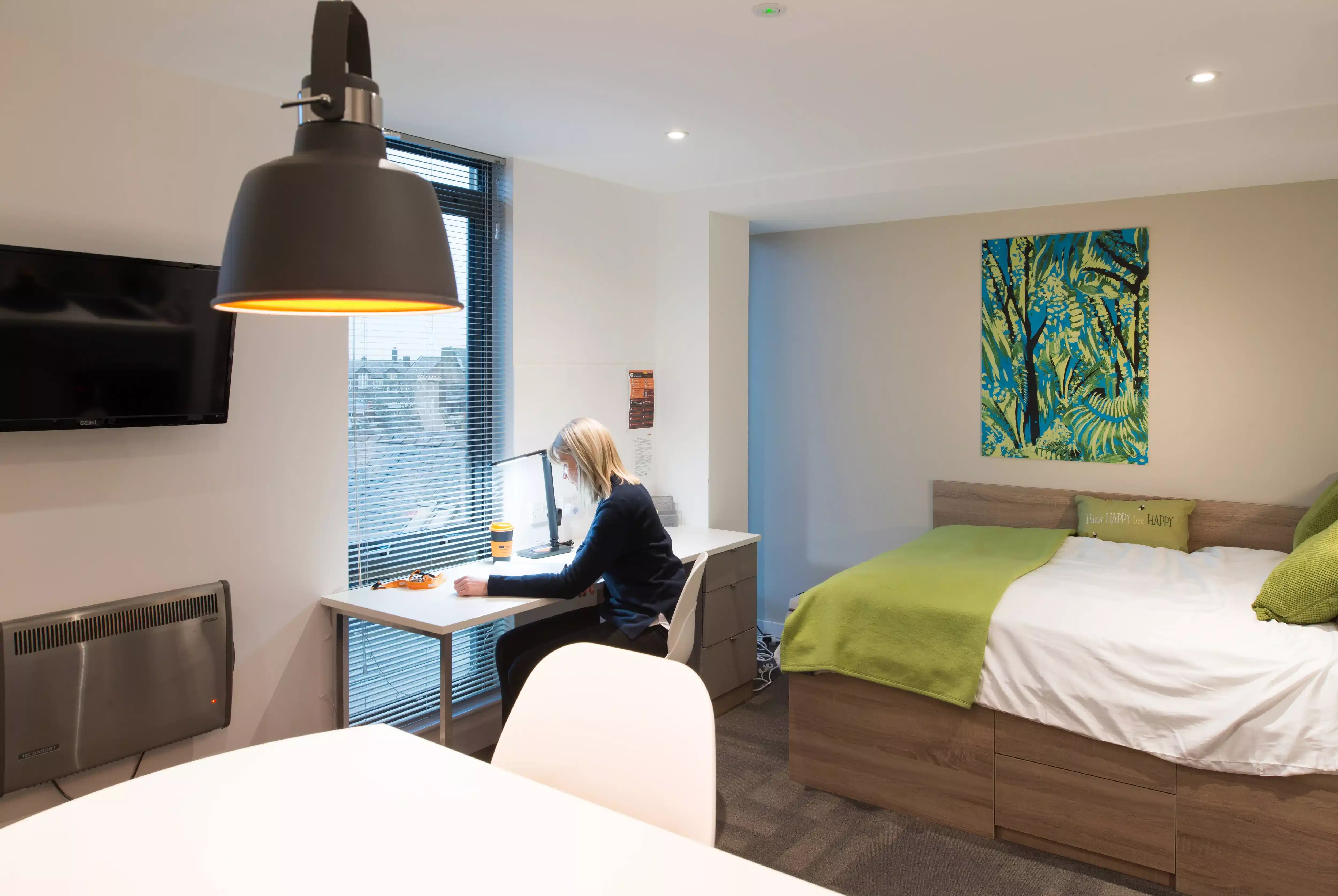 Exterior?w=400&h=260&fit=crop&q=40&auto=format&trim=auto