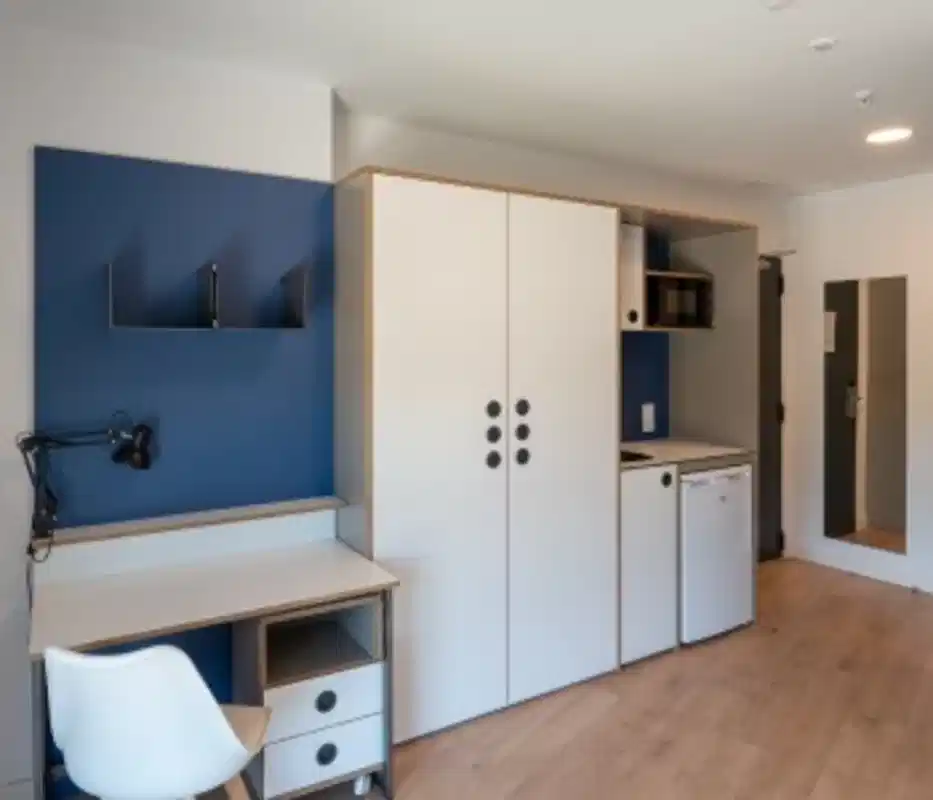 Exterior?w=400&h=260&fit=crop&q=40&auto=format&trim=auto