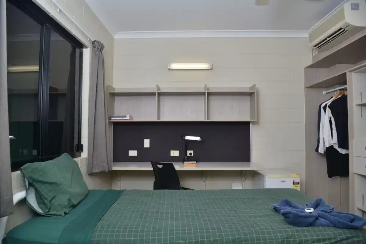 Kitchen?w=400&h=260&fit=crop&q=40&auto=format&trim=auto