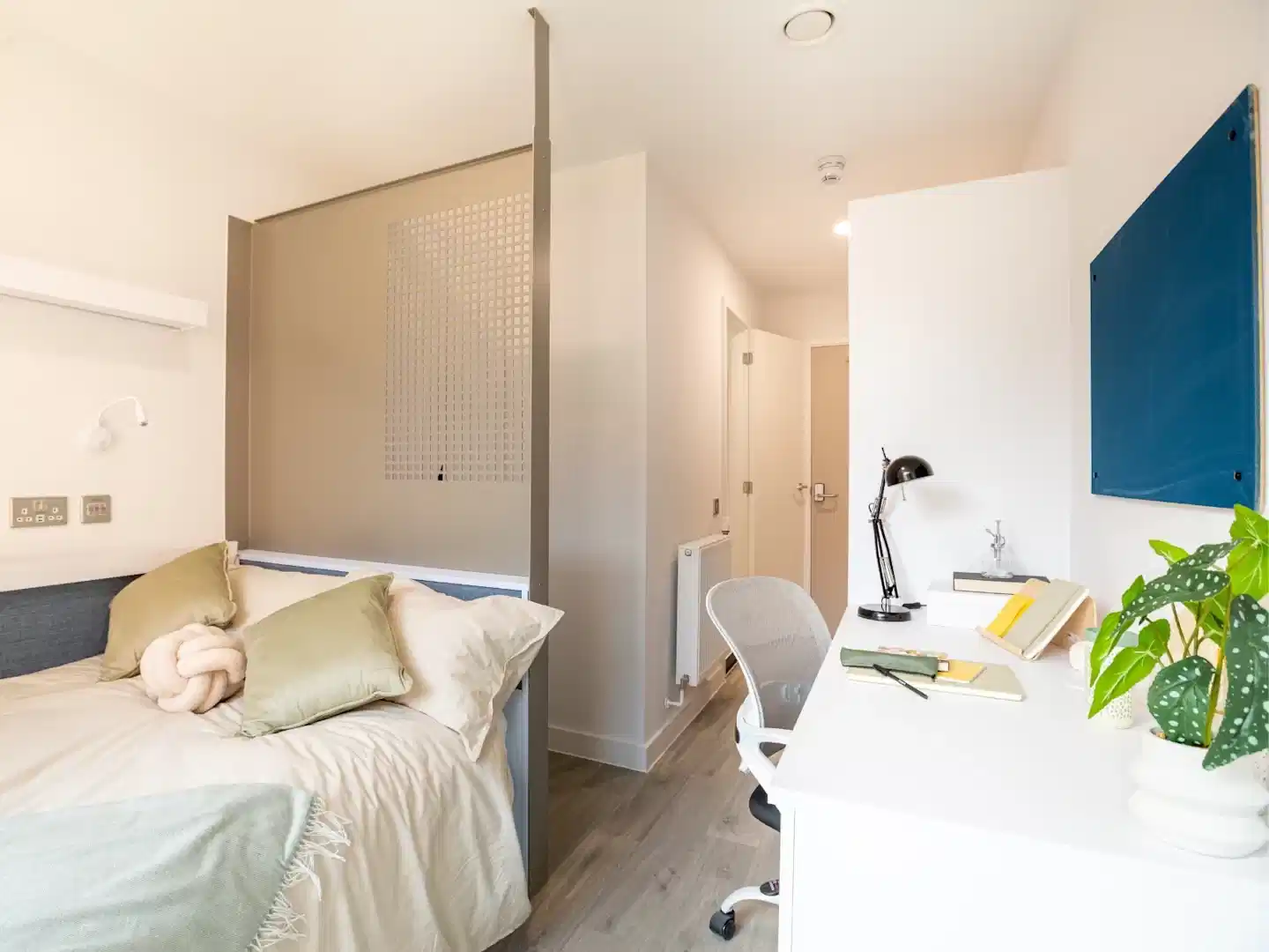 Common Area?w=400&h=260&fit=crop&q=40&auto=format&trim=auto