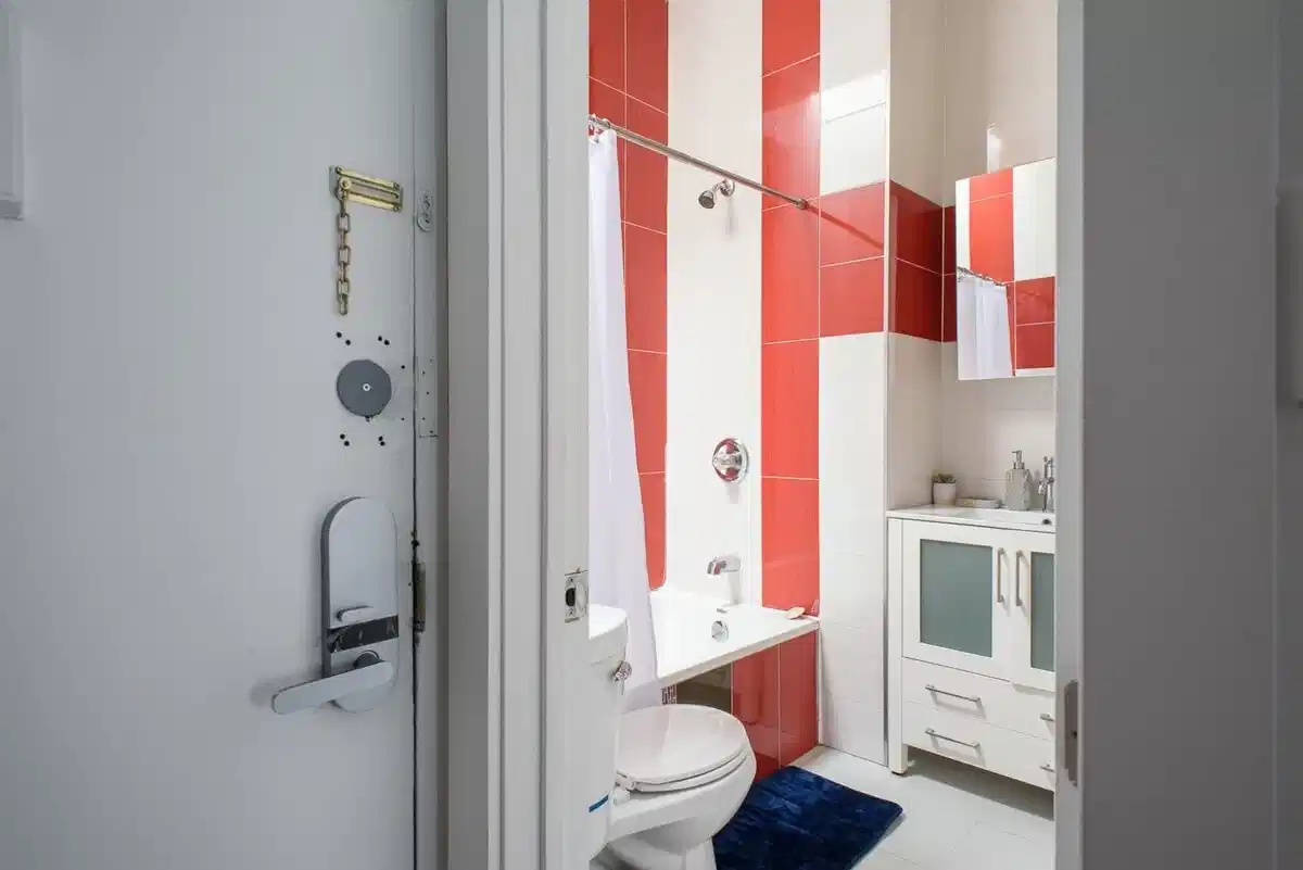 Urban 24, New York - New York City, New York, United States - #24-18 : Studio - Bathroom
