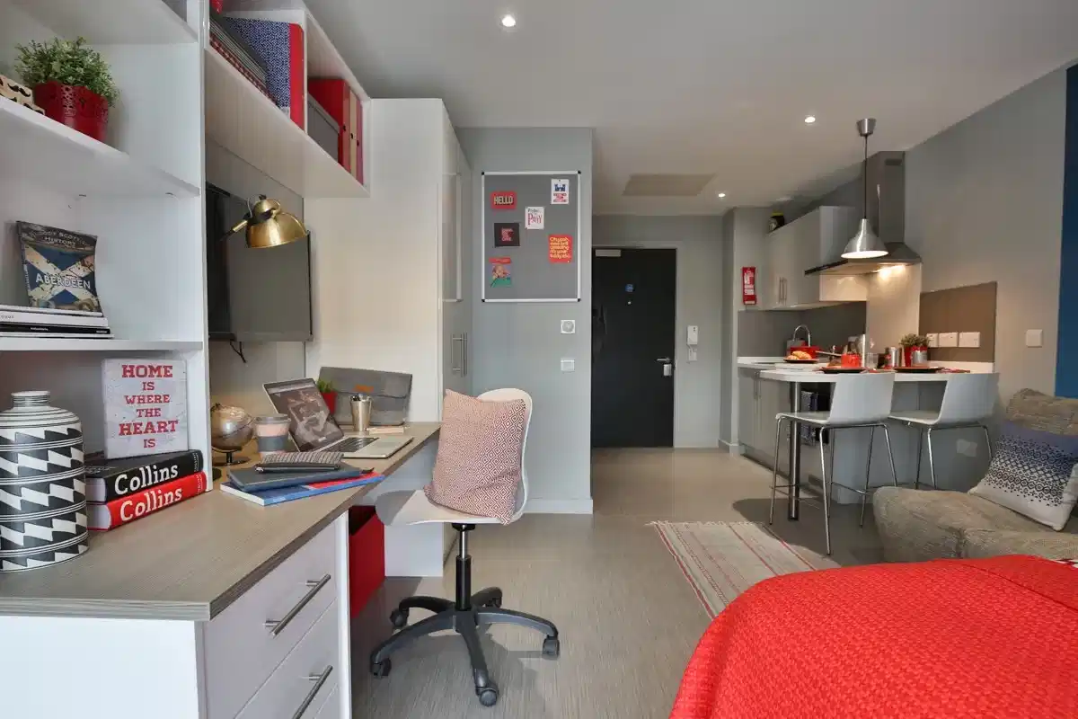 Bedroom?w=400&h=260&fit=crop&q=40&auto=format&trim=auto