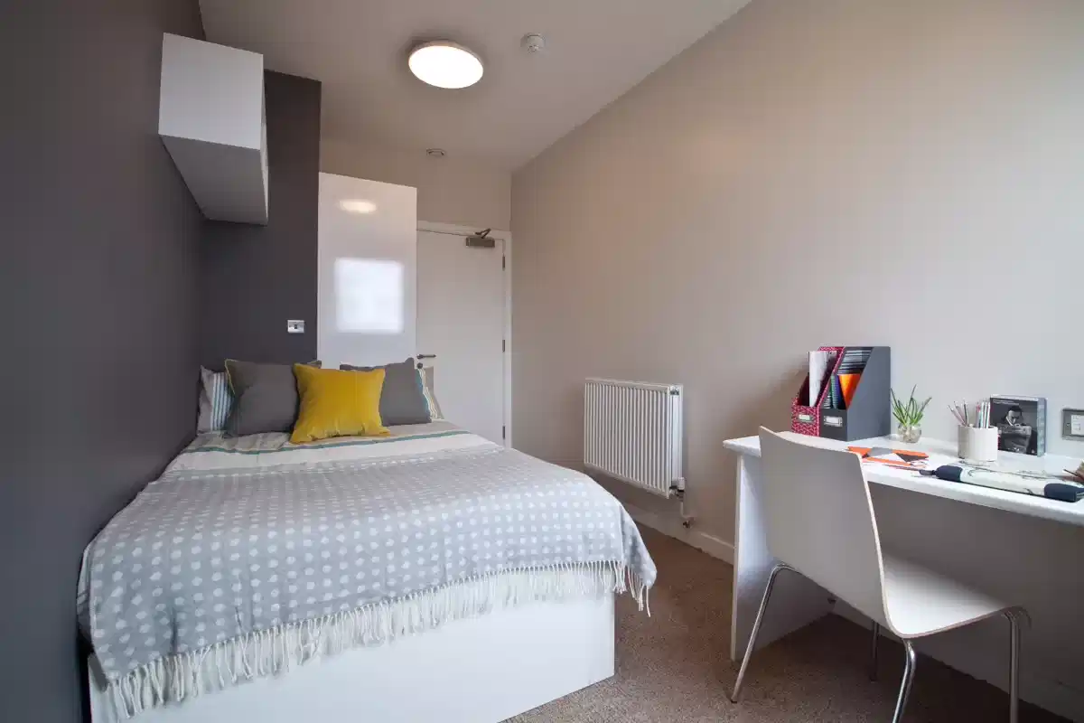 Classic Studio - Bedroom?w=400&h=260&fit=crop&q=40&auto=format&trim=auto