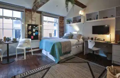 Bedroom?w=400&h=260&fit=crop&q=40&auto=format&trim=auto