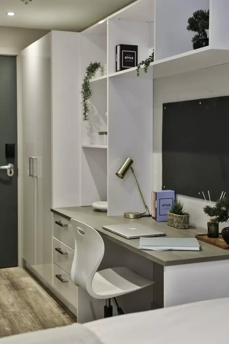 Bedroom?w=400&h=260&fit=crop&q=40&auto=format&trim=auto