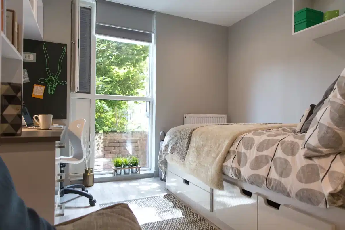 Bedroom?w=400&h=260&fit=crop&q=40&auto=format&trim=auto