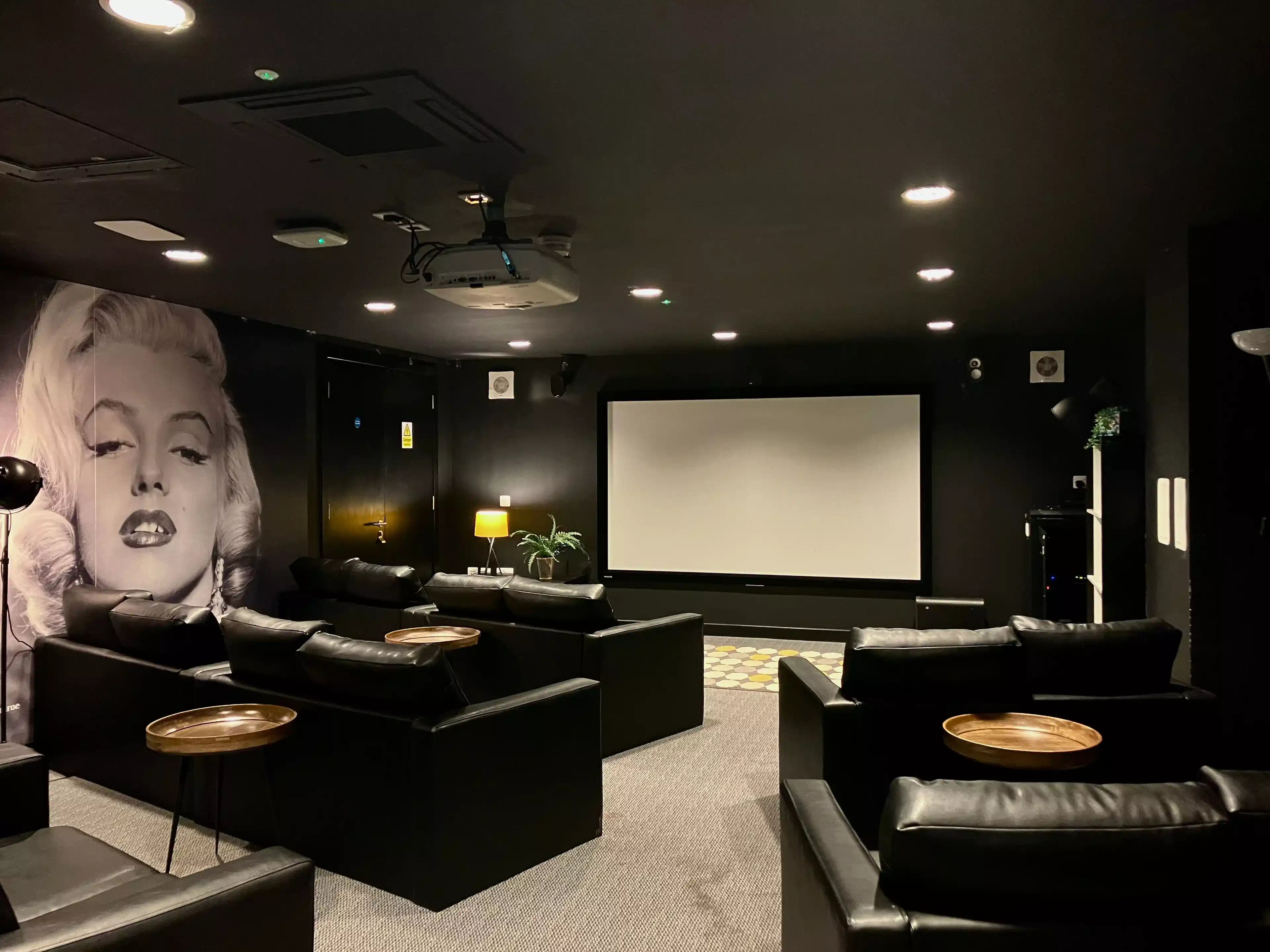 Willowbank, Glasgow - Glasgow, Scotland, United Kingdom - Amenities