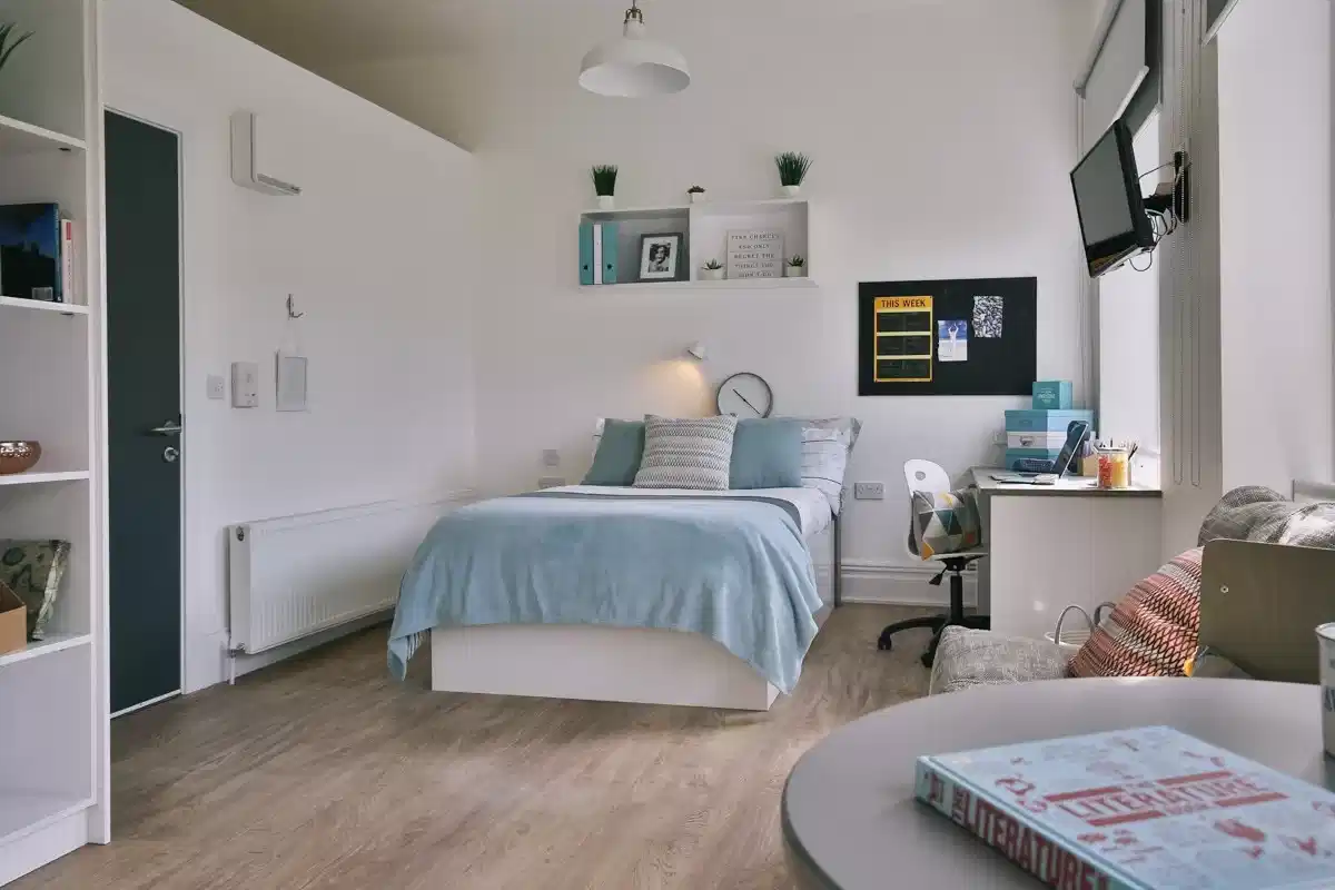 Bedroom?w=400&h=260&fit=crop&q=40&auto=format&trim=auto