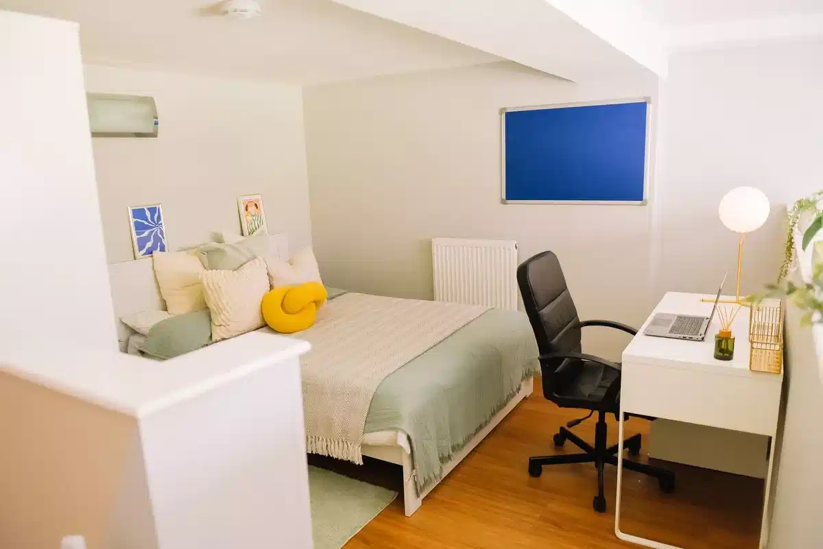 Common Area?w=400&h=260&fit=crop&q=40&auto=format&trim=auto