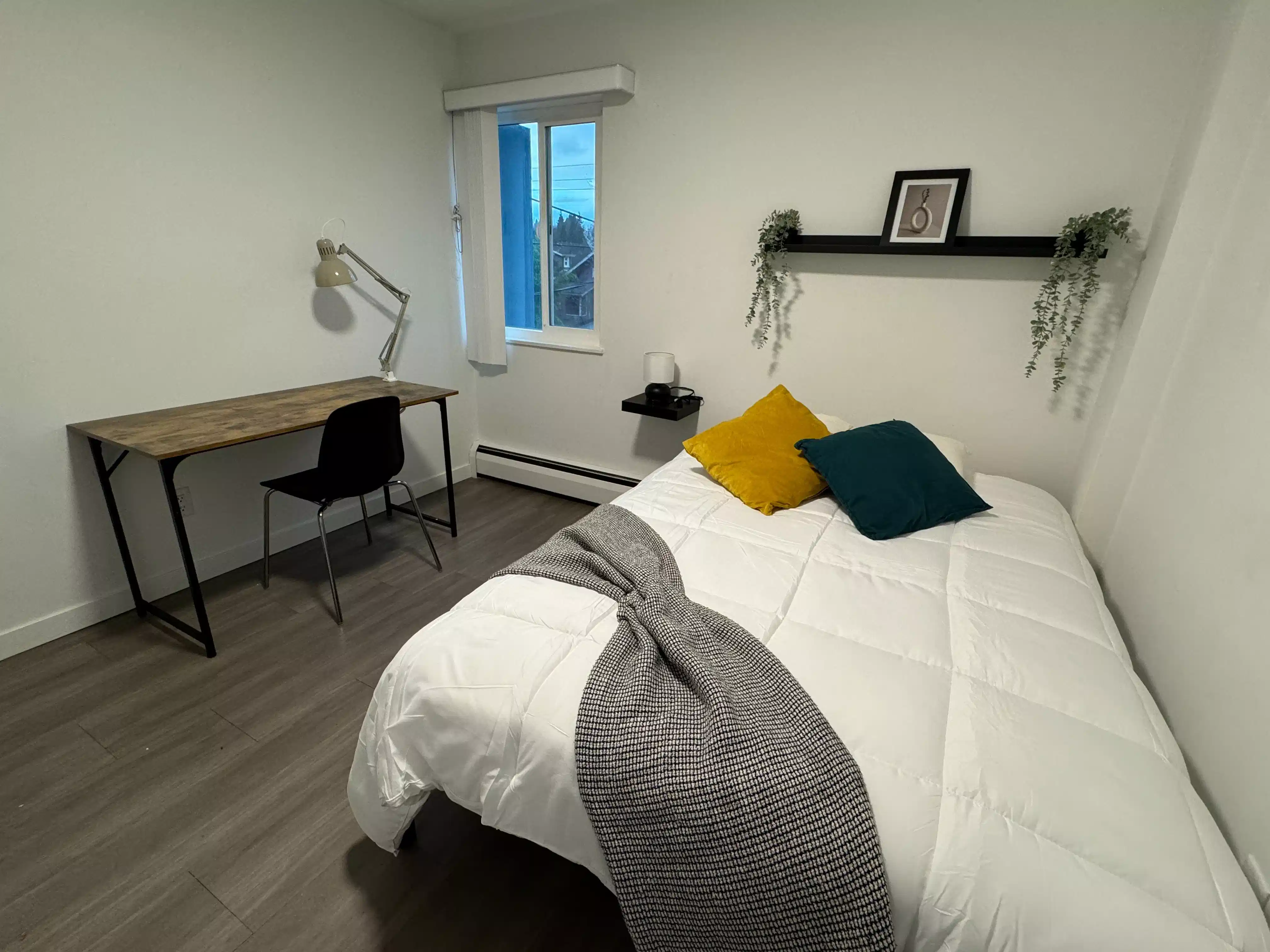 Bedroom?w=400&h=260&fit=crop&q=40&auto=format&trim=auto