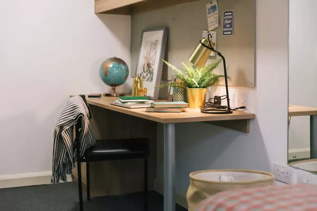 Classic Shared Apartment - Kitchen?w=400&h=260&fit=crop&q=40&auto=format&trim=auto