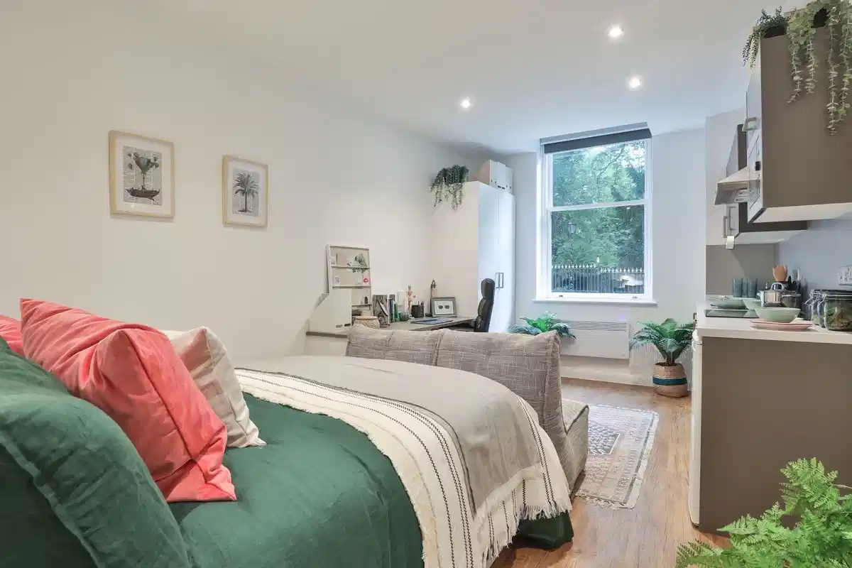 Common Area?w=400&h=260&fit=crop&q=40&auto=format&trim=auto