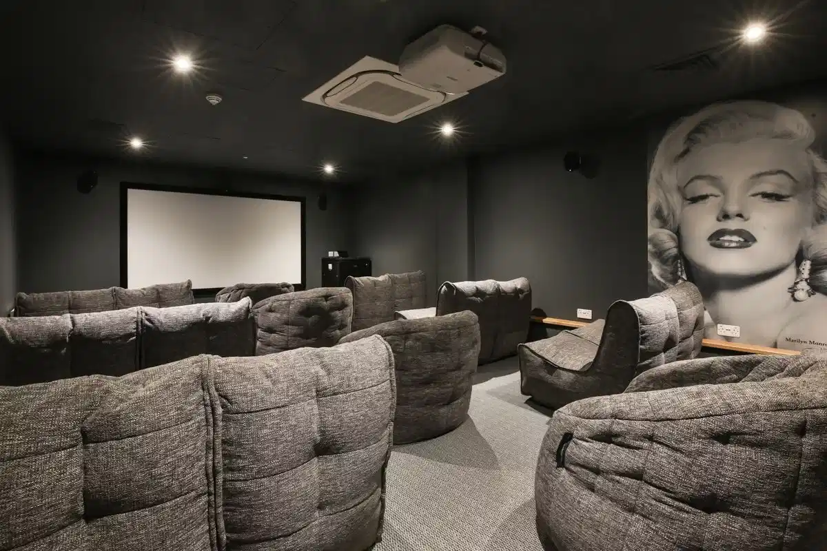 73 Princess Road East, Leicester  - Leicester, England, United Kingdom - Amenities