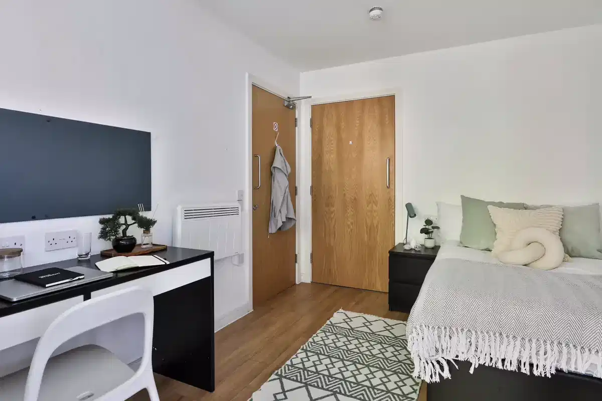 Hayward House, Liverpool - Liverpool, England, United Kingdom - Classic 3 Bed Apartment - Bedroom