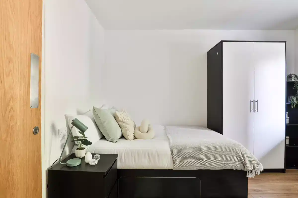 Hayward House, Liverpool - Liverpool, England, United Kingdom - Classic 3 Bed Apartment - Bedroom