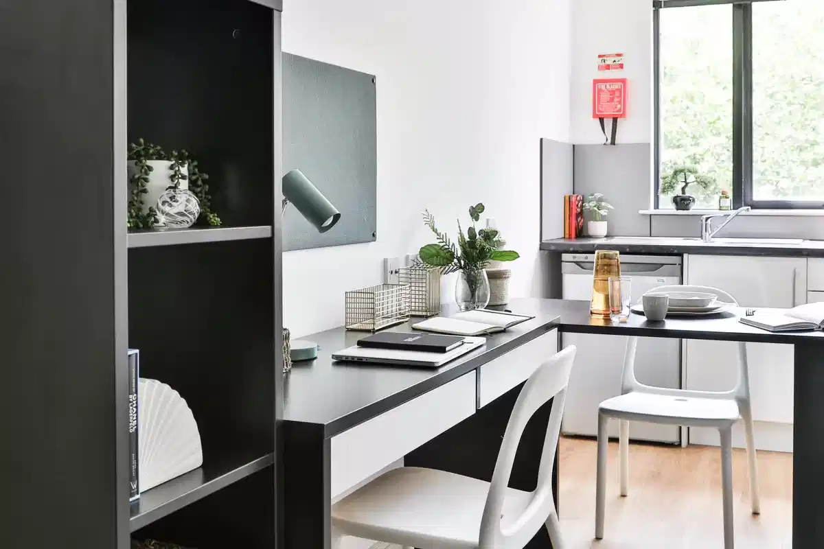 Classic 3 Bed Apartment - Bedroom?w=400&h=260&fit=crop&q=40&auto=format&trim=auto