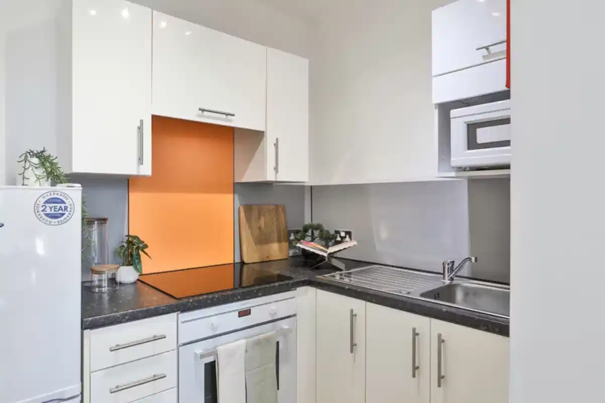 Amenities?w=400&h=260&fit=crop&q=40&auto=format&trim=auto