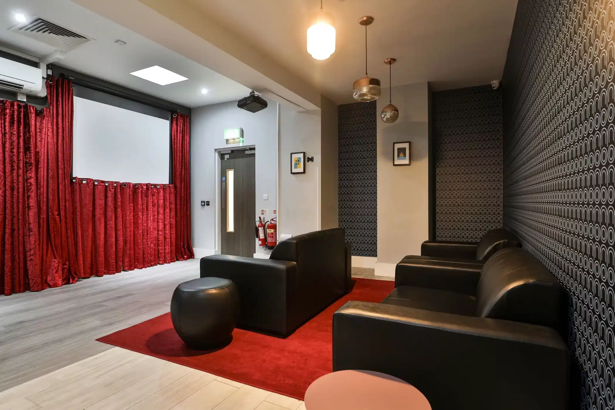 Common Area?w=400&h=260&fit=crop&q=40&auto=format&trim=auto