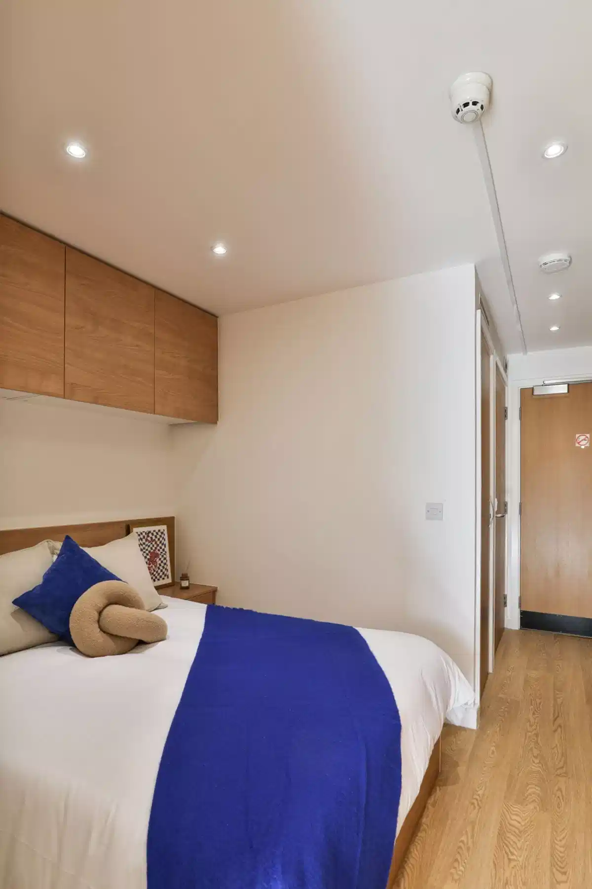 Exterior?w=400&h=260&fit=crop&q=40&auto=format&trim=auto