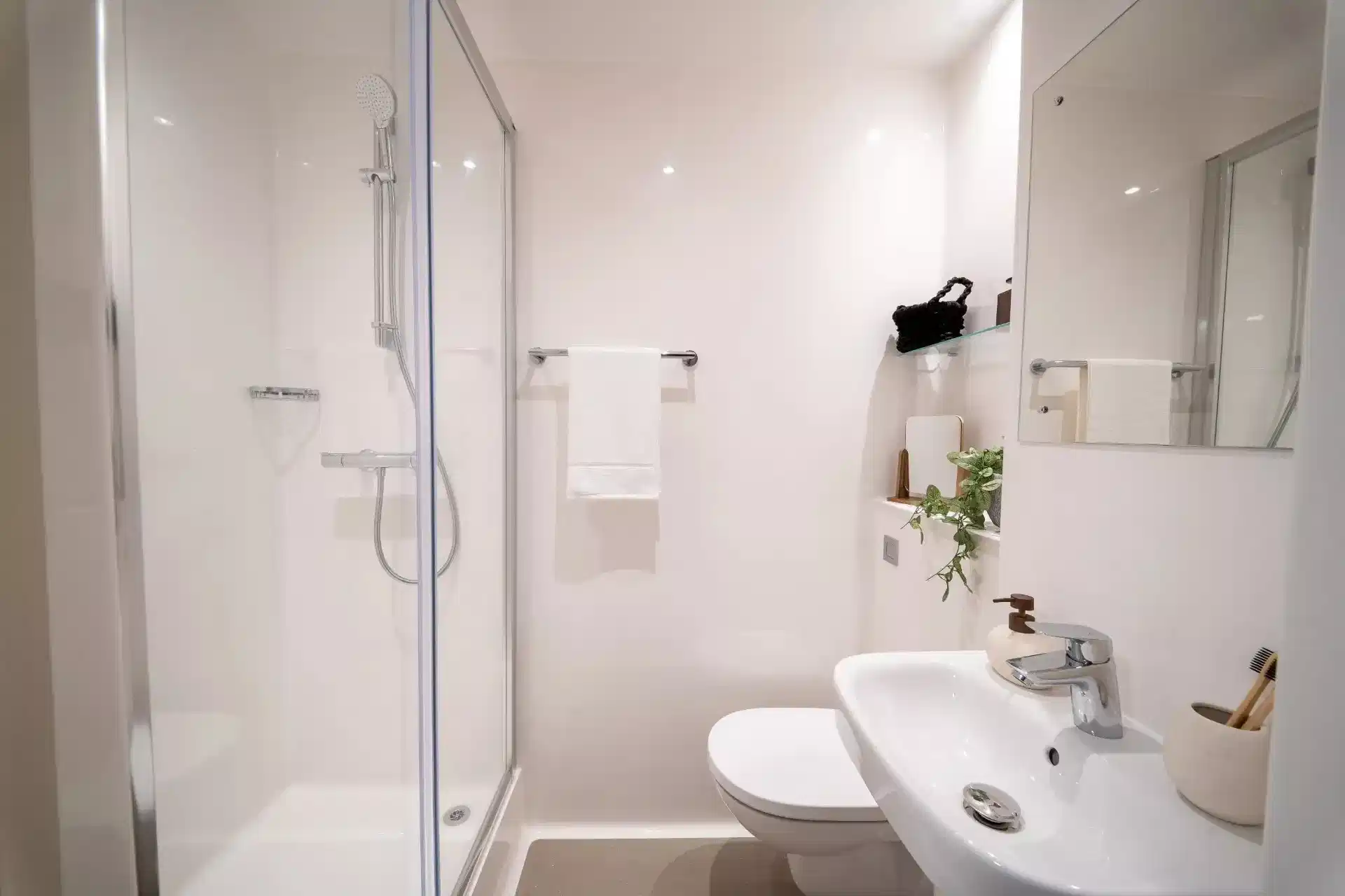 Exterior?w=400&h=260&fit=crop&q=40&auto=format&trim=auto