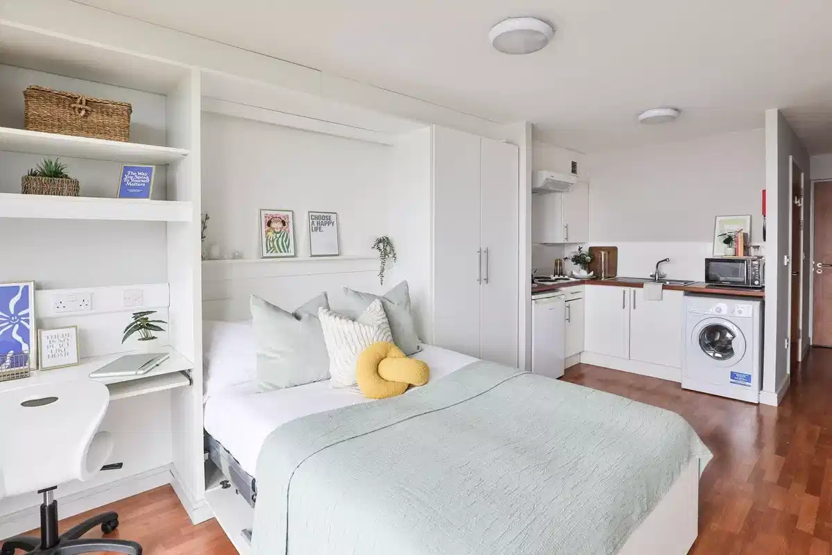 Amenities?w=400&h=260&fit=crop&q=40&auto=format&trim=auto