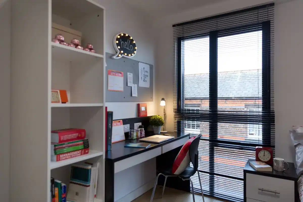 Amenities?w=400&h=260&fit=crop&q=40&auto=format&trim=auto