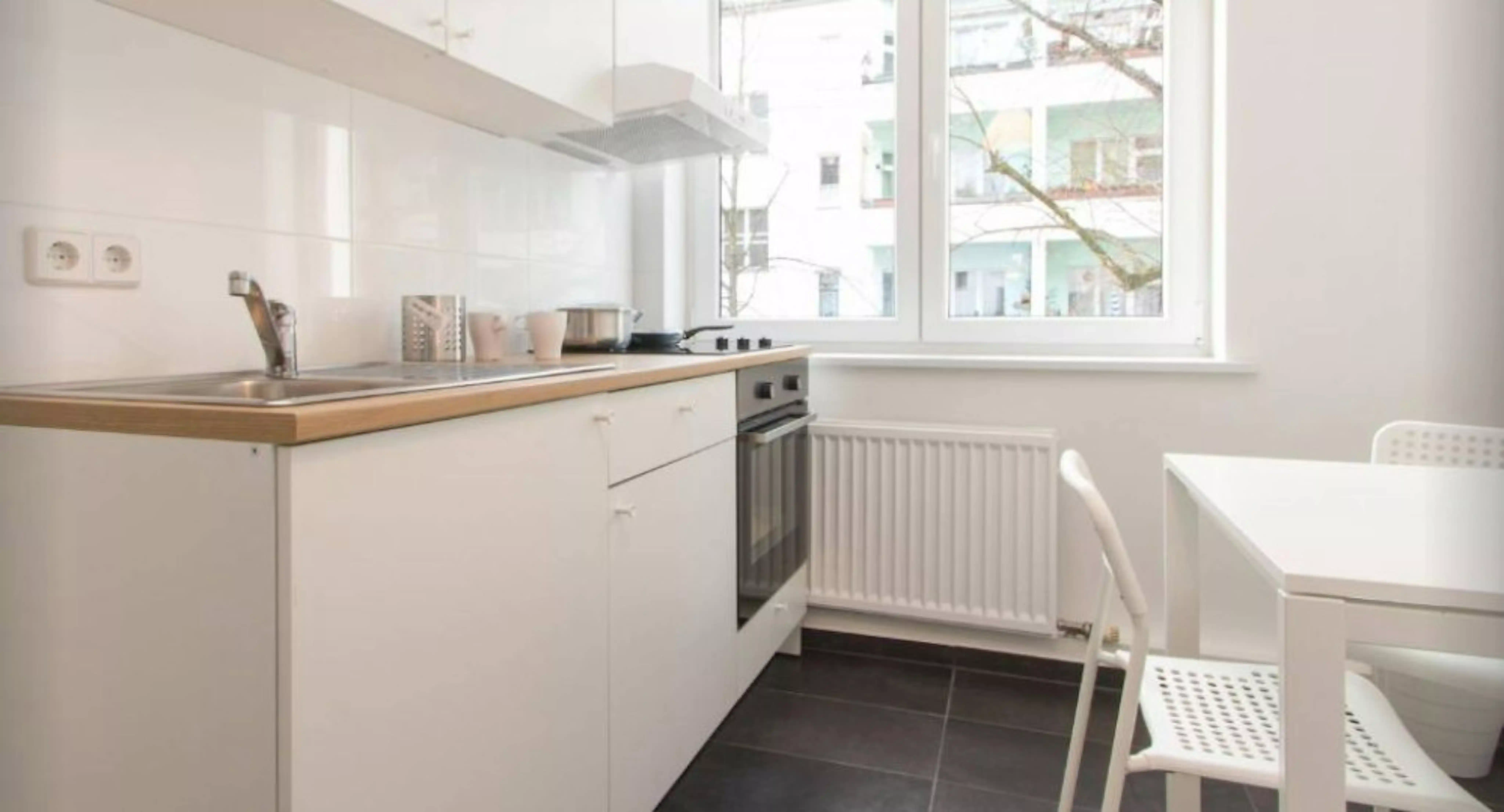 Exterior?w=400&h=260&fit=crop&q=40&auto=format&trim=auto