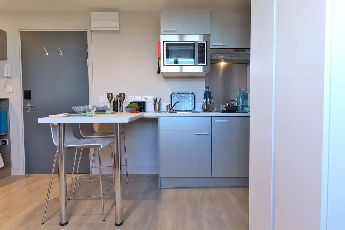 Common Area?w=400&h=260&fit=crop&q=40&auto=format&trim=auto