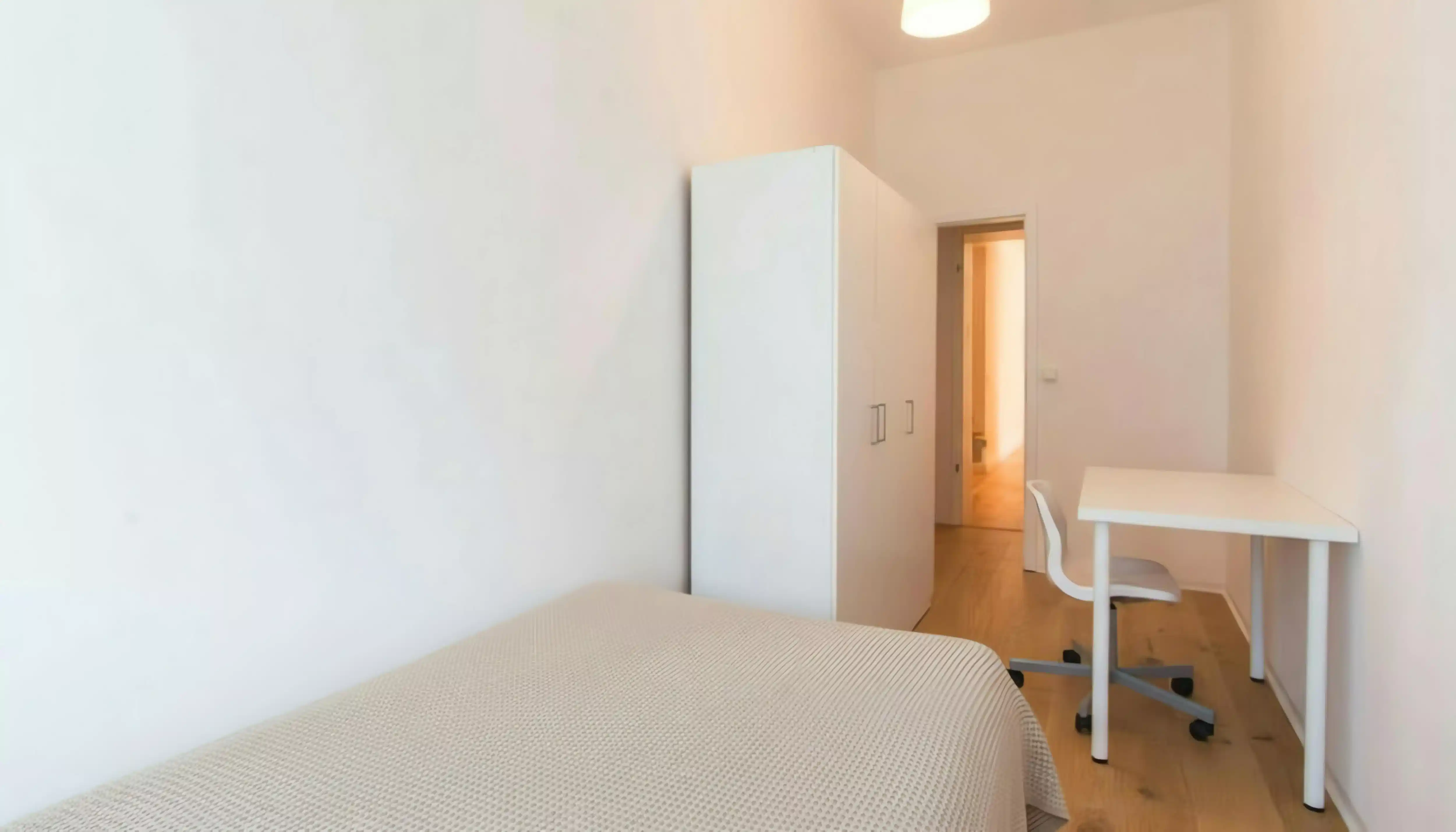 Room In 6 Bed 1 Bath - Amenities?w=400&h=260&fit=crop&q=40&auto=format&trim=auto