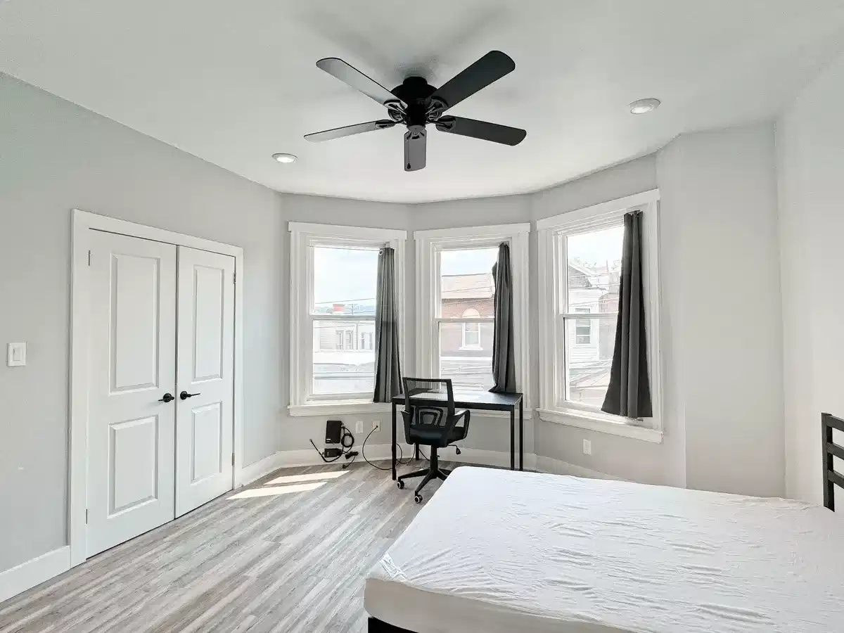 Bedroom?w=400&h=260&fit=crop&q=40&auto=format&trim=auto