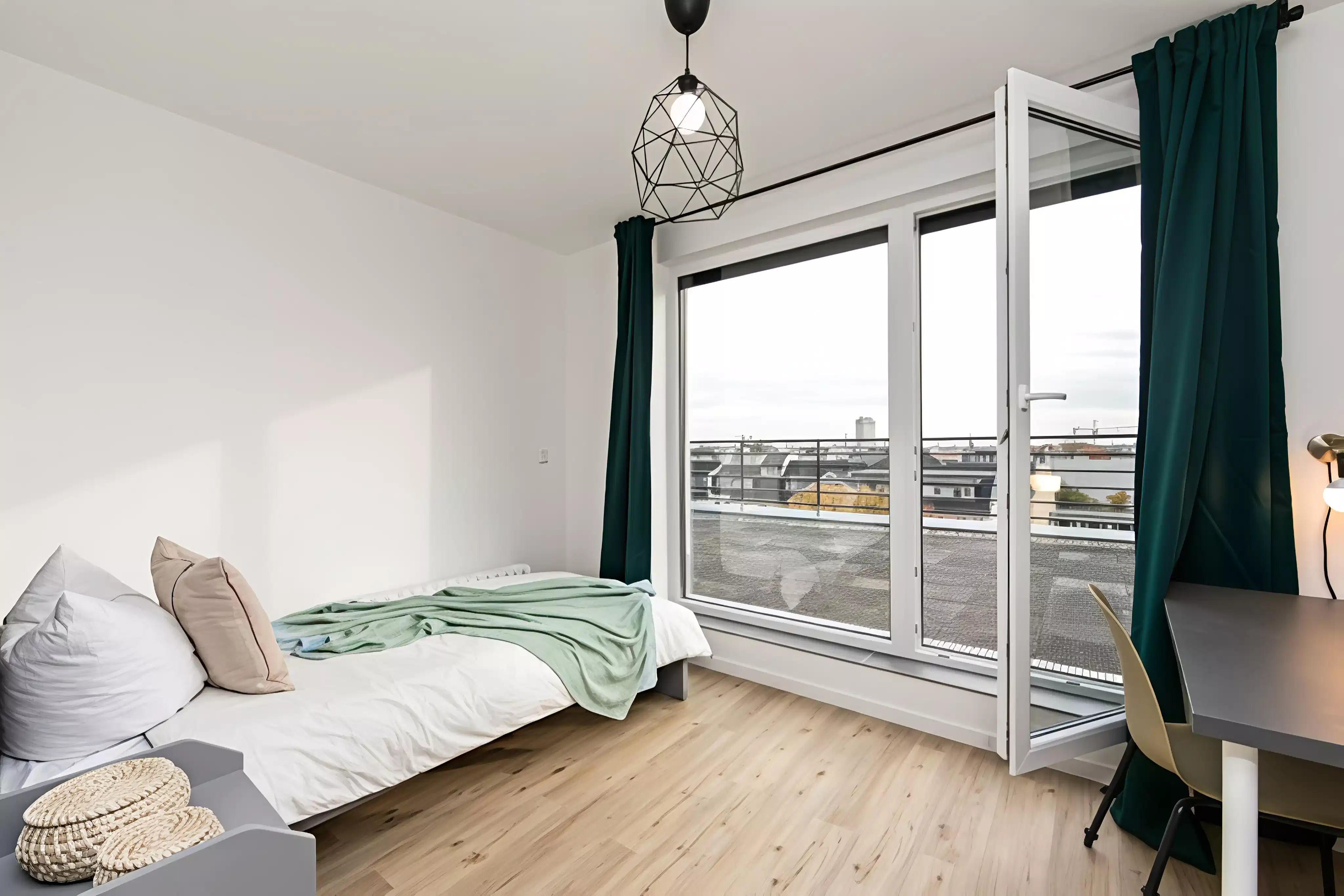 Room In 7 Bed 1 Bath (#71.3.106.)