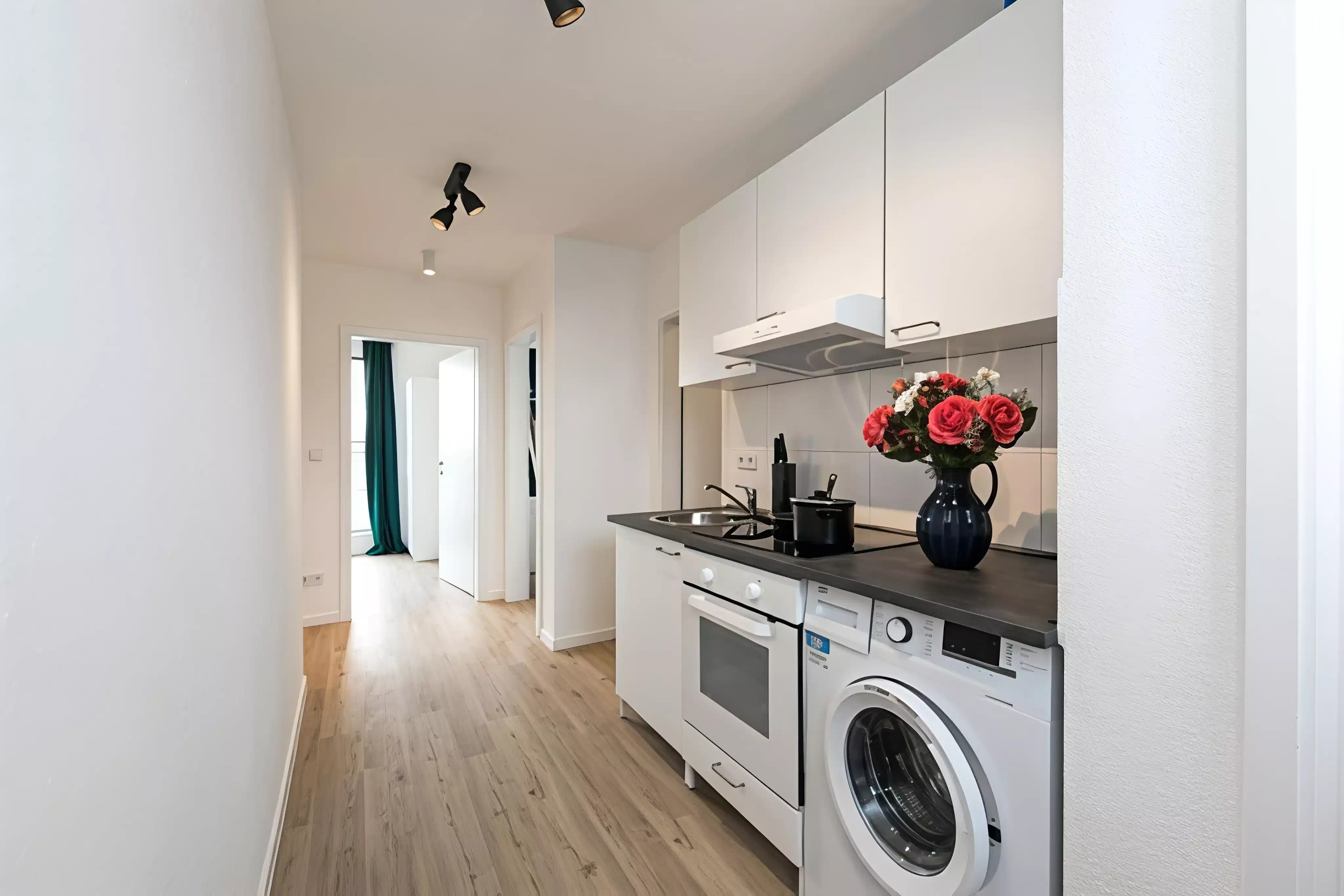 Room In 6 Bed 1 Bath (#71.4.106.)