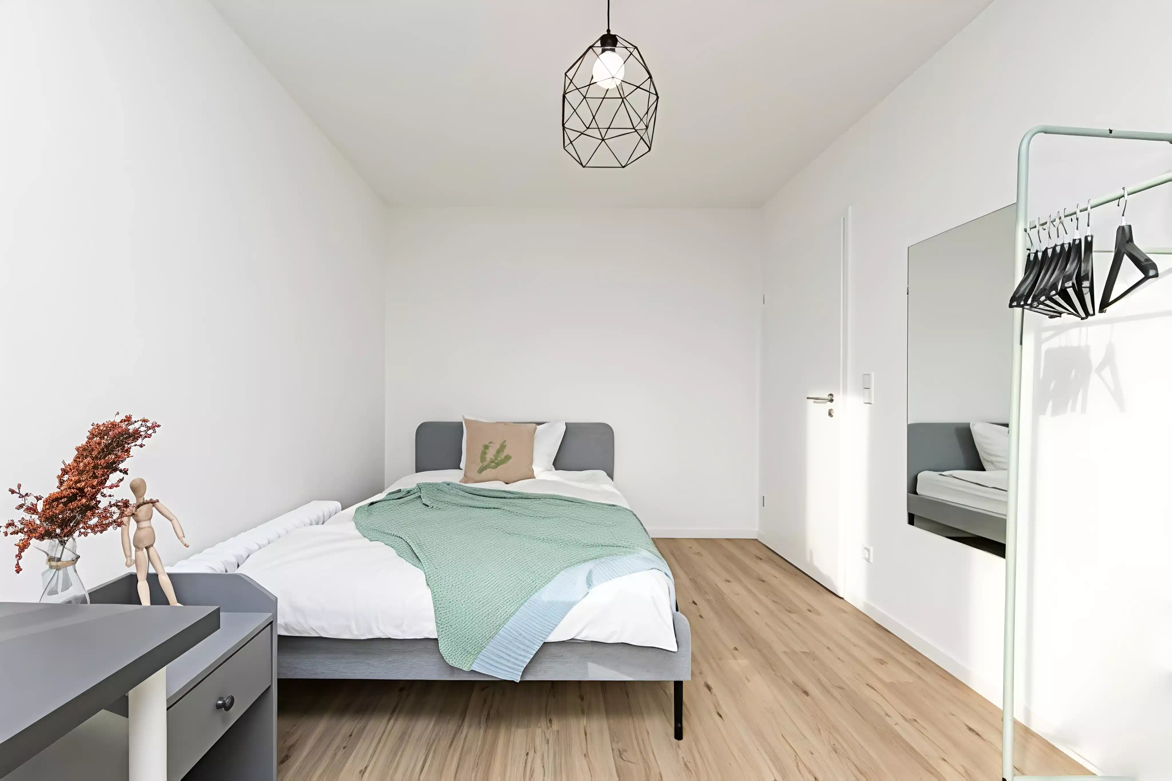 Room In 7 Bed 1 Bath (#71.5.106.)