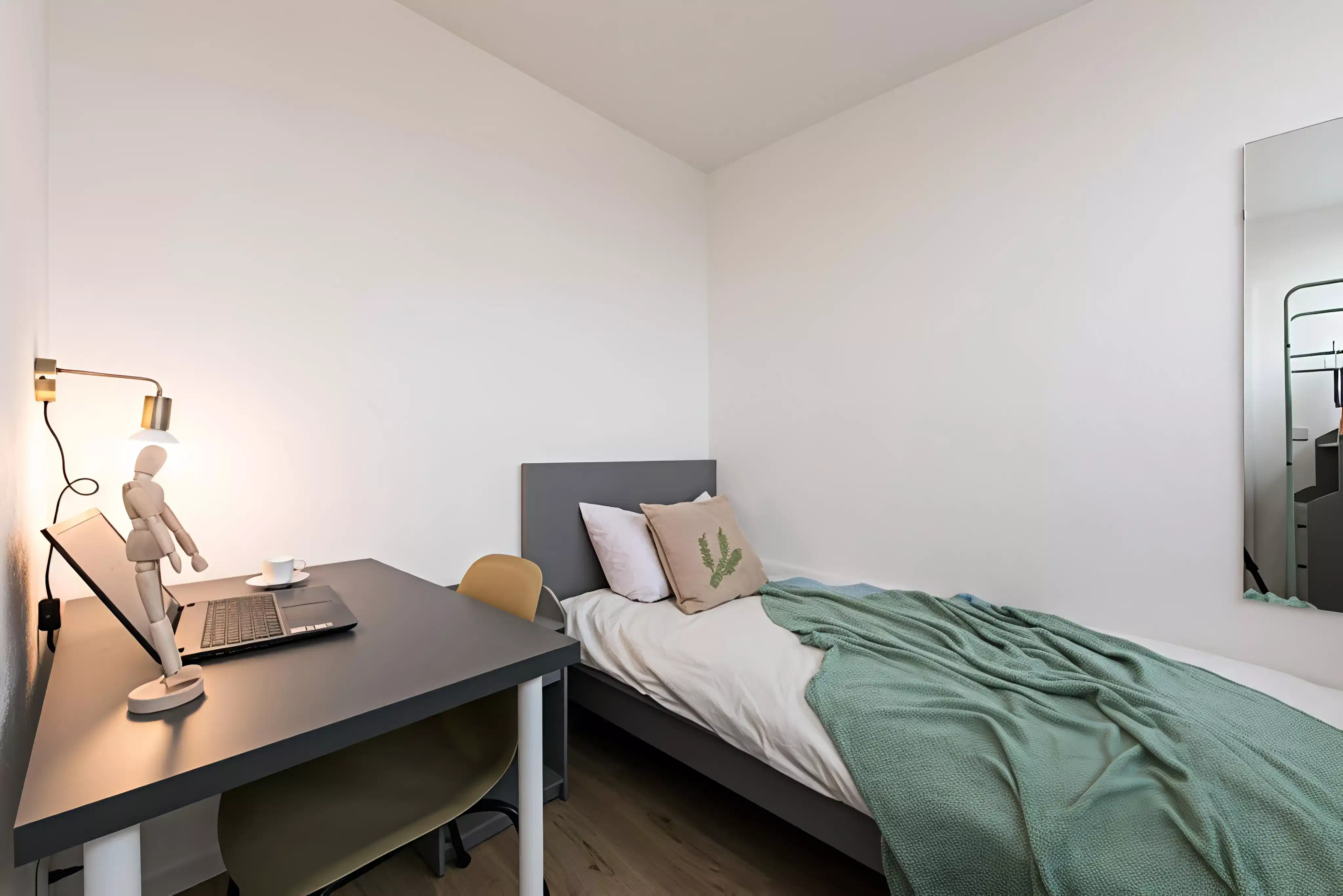 Room In 6 Bed 2 Bath (#71.6.106.)