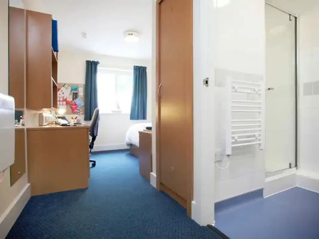 Bathroom?w=400&h=260&fit=crop&q=40&auto=format&trim=auto