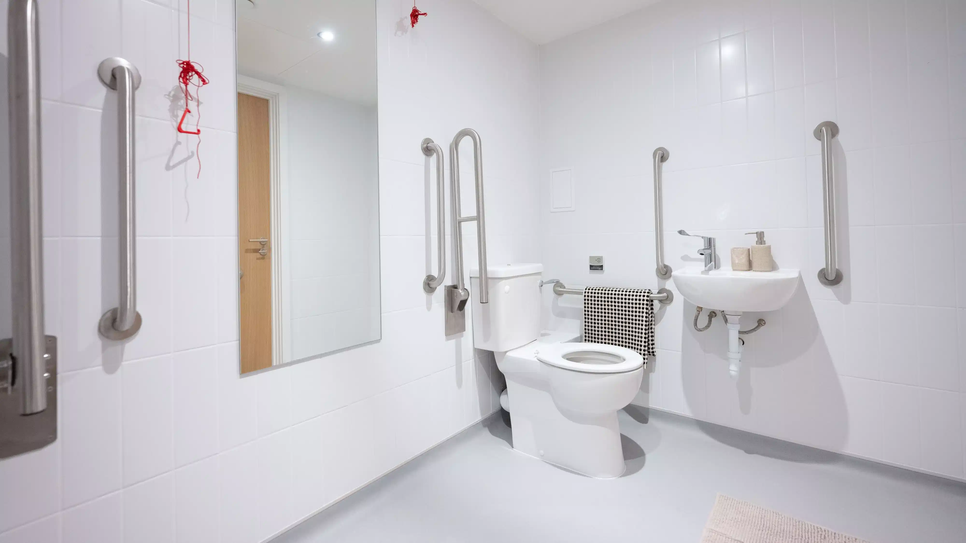 Amenities?w=400&h=260&fit=crop&q=40&auto=format&trim=auto