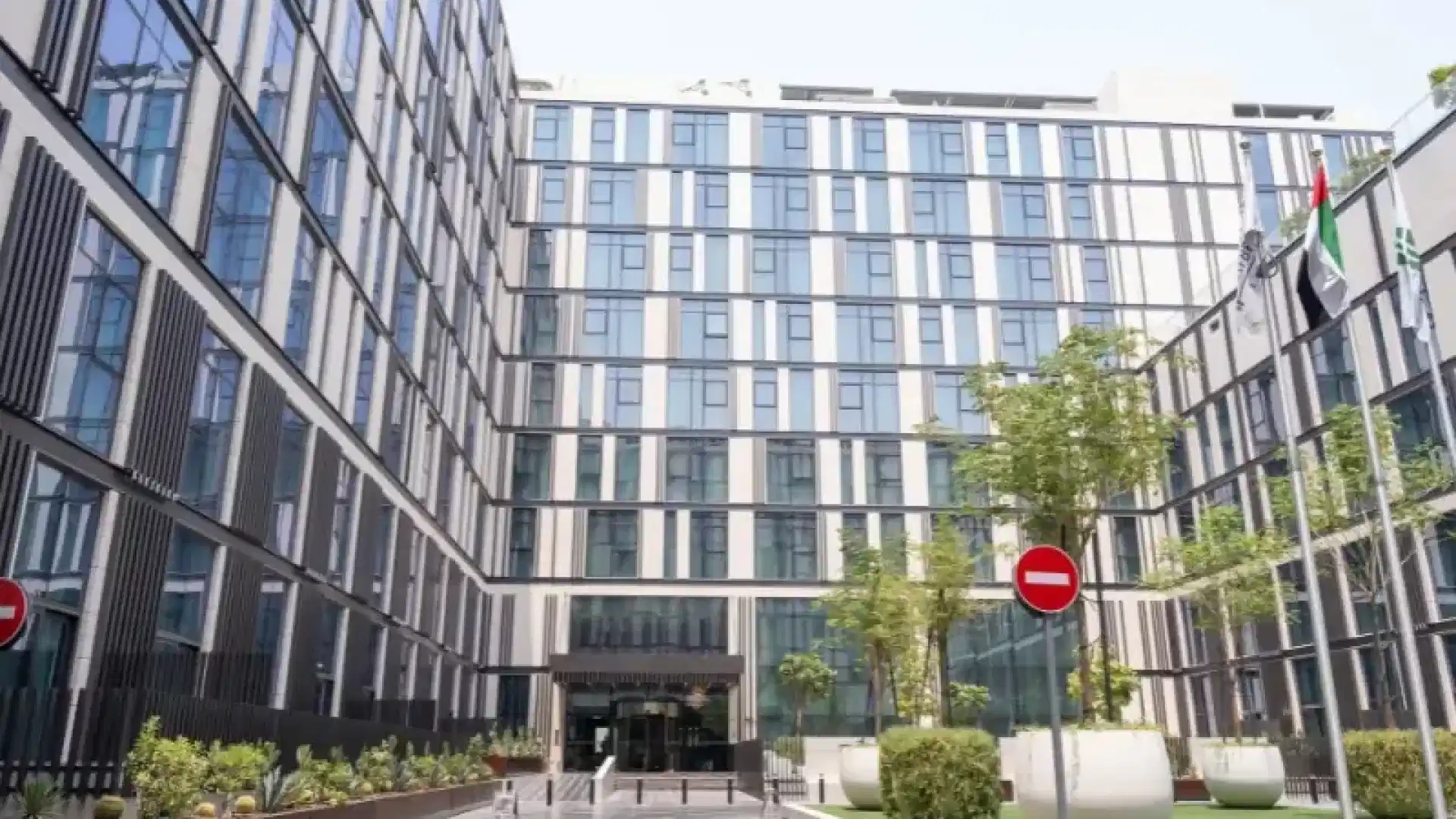 Exterior?w=400&h=260&fit=crop&q=40&auto=format&trim=auto