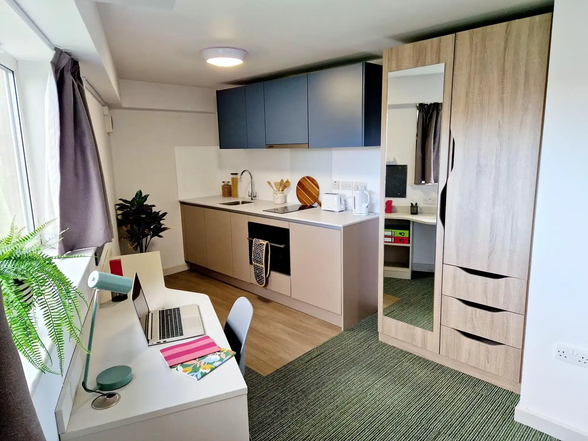 Bedroom?w=400&h=260&fit=crop&q=40&auto=format&trim=auto