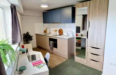 Bedroom?w=400&h=260&fit=crop&q=40&auto=format&trim=auto